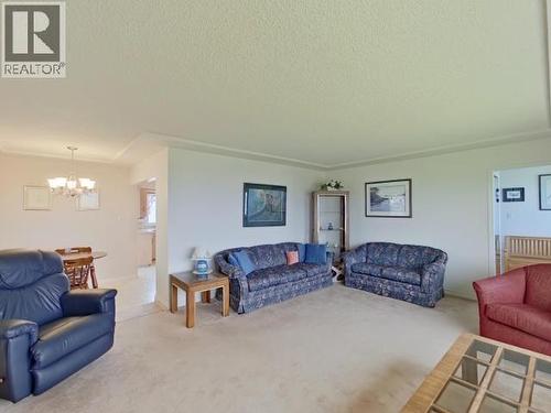3926 Manitoba Ave, Powell River, BC - Indoor Photo Showing Living Room