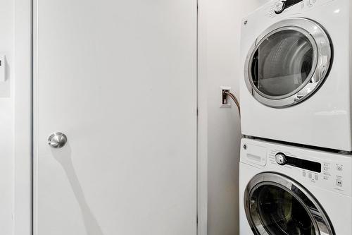 Bathroom - 2055-1414 Rue Chomedey, Montréal (Ville-Marie), QC - Indoor Photo Showing Laundry Room