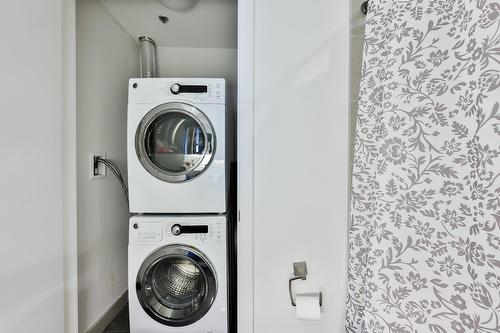 Bathroom - 2055-1414 Rue Chomedey, Montréal (Ville-Marie), QC - Indoor Photo Showing Laundry Room