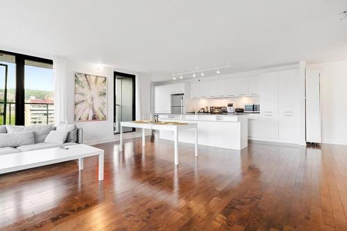 Living room - 2055-1414 Rue Chomedey, Montréal (Ville-Marie), QC - Indoor Photo Showing Kitchen With Upgraded Kitchen