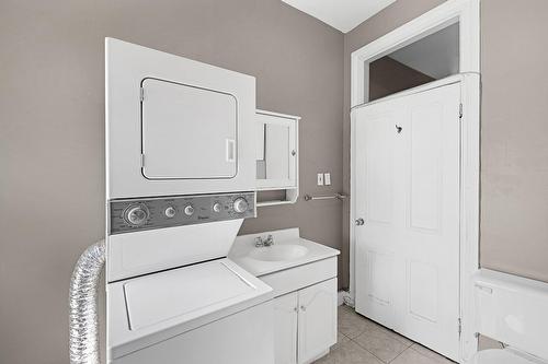 Salle de bains - 1-1232 Rue St-Mathieu, Montréal (Ville-Marie), QC - Indoor Photo Showing Laundry Room