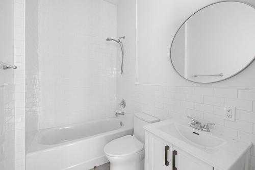 Bathroom - 4-1228 Rue St-Mathieu, Montréal (Ville-Marie), QC - Indoor Photo Showing Bathroom