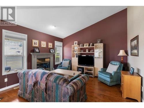 550 Yates Road Unit# 355, Kelowna, BC - Indoor Photo Showing Living Room With Fireplace