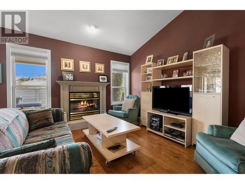 550 Yates Road Unit# 355, Kelowna, BC - Indoor Photo Showing Living Room With Fireplace