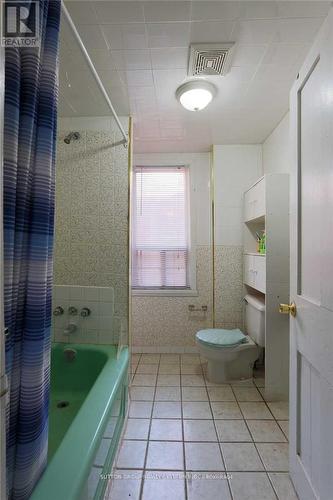 514 Adelaide Street W, Toronto, ON - Indoor Photo Showing Bathroom
