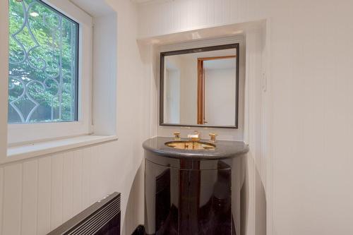 Powder room - 21 Surrey Gdns, Westmount, QC - Indoor Photo Showing Bathroom