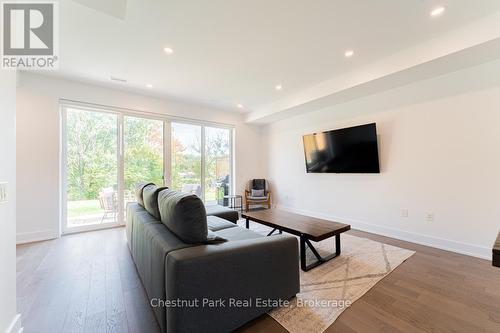 29 Rockmount Crescent, Gravenhurst (Muskoka (S)), ON - Indoor Photo Showing Living Room