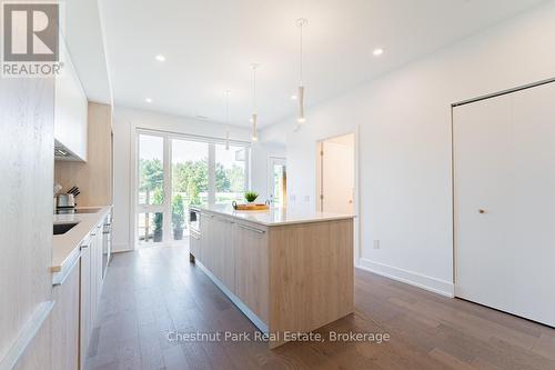 29 Rockmount Crescent, Gravenhurst (Muskoka (S)), ON - Indoor Photo Showing Kitchen With Upgraded Kitchen