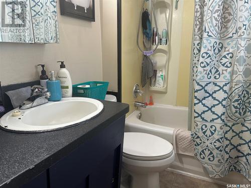 102 9Th Street Ne, Weyburn, SK - Indoor Photo Showing Bathroom