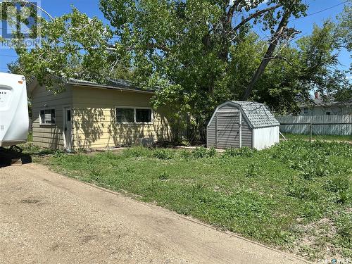 102 9Th Street Ne, Weyburn, SK - Outdoor