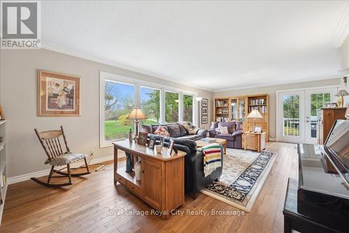 4540 20 Side Road N, Puslinch, ON - Indoor Photo Showing Living Room
