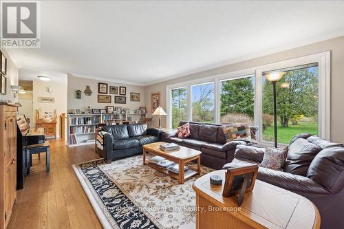 4540 20 Side Road N, Puslinch, ON - Indoor Photo Showing Living Room