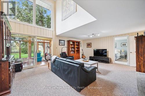 4540 20 Side Road N, Puslinch, ON - Indoor Photo Showing Living Room