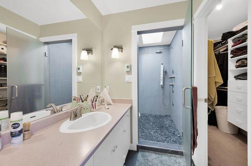 1833 Pratt Road, Kamloops, BC - Indoor Photo Showing Bathroom