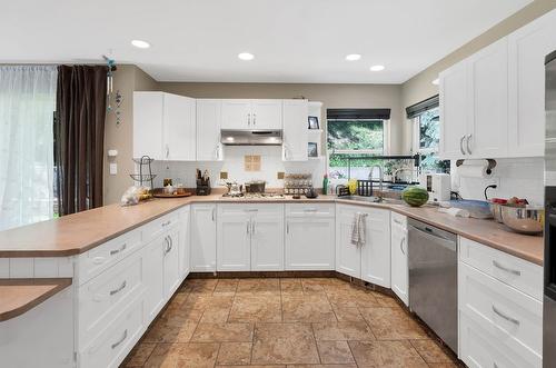 1833 Pratt Road, Kamloops, BC - Indoor Photo Showing Kitchen