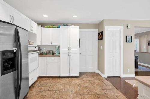 1833 Pratt Road, Kamloops, BC - Indoor Photo Showing Kitchen