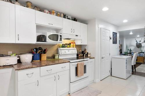 1833 Pratt Road, Kamloops, BC - Indoor Photo Showing Kitchen