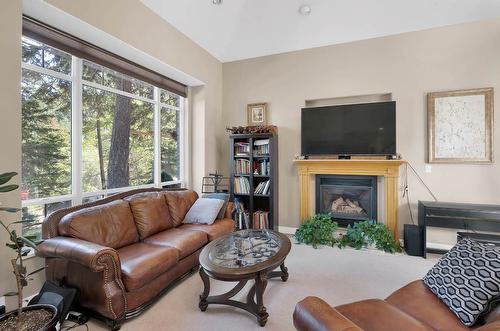 1833 Pratt Road, Kamloops, BC - Indoor Photo Showing Living Room With Fireplace