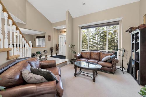 1833 Pratt Road, Kamloops, BC - Indoor Photo Showing Living Room