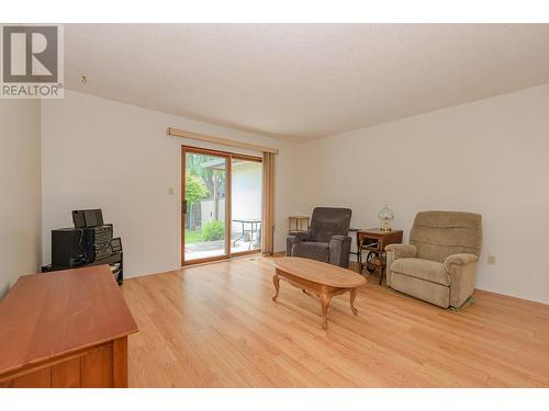 151 8 Avenue Sw Unit# 10, Salmon Arm, BC - Indoor Photo Showing Living Room