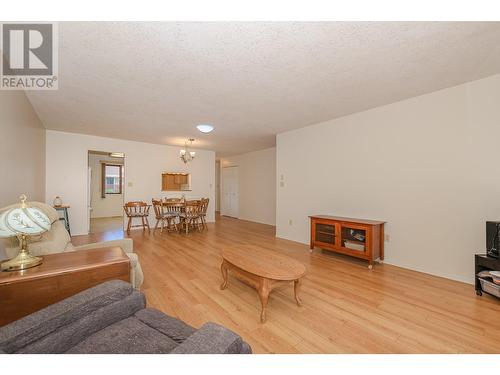 151 8 Avenue Sw Unit# 10, Salmon Arm, BC - Indoor Photo Showing Living Room