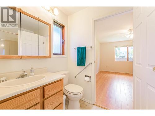 151 8 Avenue Sw Unit# 10, Salmon Arm, BC - Indoor Photo Showing Bathroom