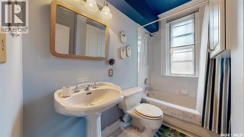 2301 15Th Avenue, Regina, SK - Indoor Photo Showing Bathroom