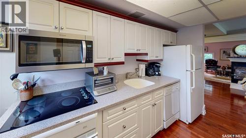 2301 15Th Avenue, Regina, SK - Indoor Photo Showing Kitchen