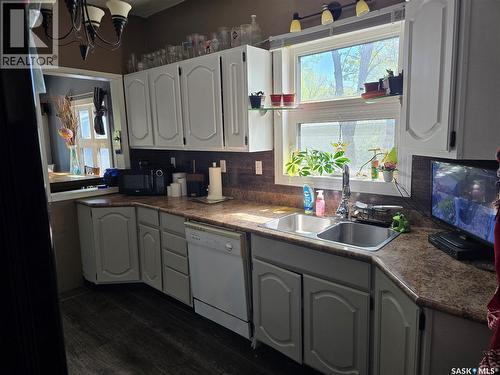 118 9Th Street, Weyburn, SK - Indoor Photo Showing Kitchen With Double Sink