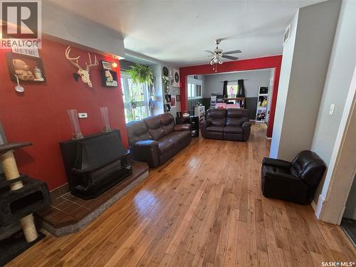 118 9Th Street, Weyburn, SK - Indoor Photo Showing Living Room