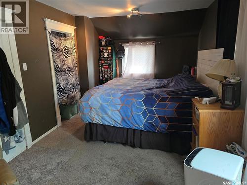 118 9Th Street, Weyburn, SK - Indoor Photo Showing Bedroom
