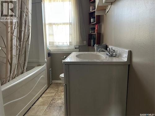 118 9Th Street, Weyburn, SK - Indoor Photo Showing Bathroom