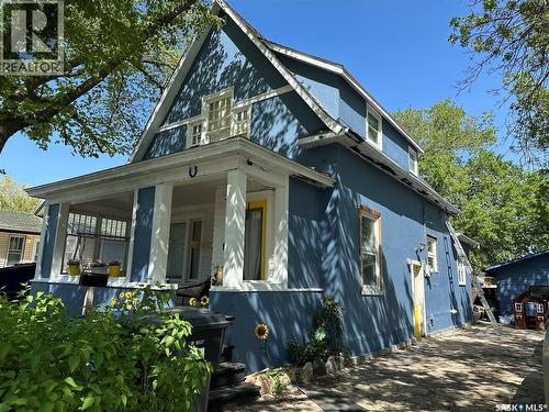 118 9Th Street, Weyburn, SK - Outdoor With Deck Patio Veranda