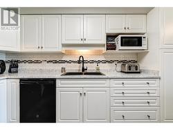 Kitchen with plenty of counter and cabinet space - 