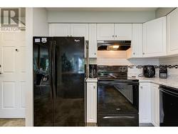 Kitchen with plenty of counter and cabinet space - 