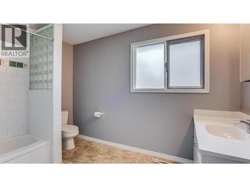 Main bath - 2560 Colony Street, Armstrong, BC - Indoor Photo Showing Bathroom