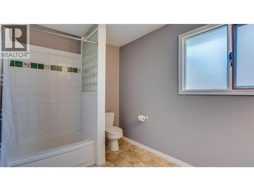 2560 Colony Street, Armstrong, BC - Indoor Photo Showing Bathroom