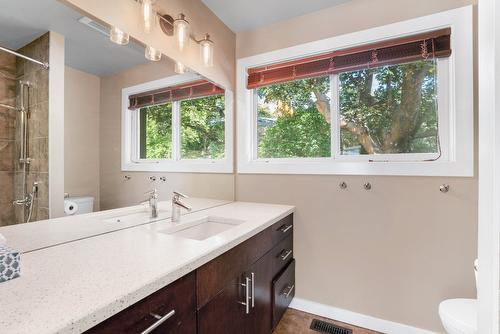 220 West Bench Drive, Penticton, BC - Indoor Photo Showing Bathroom