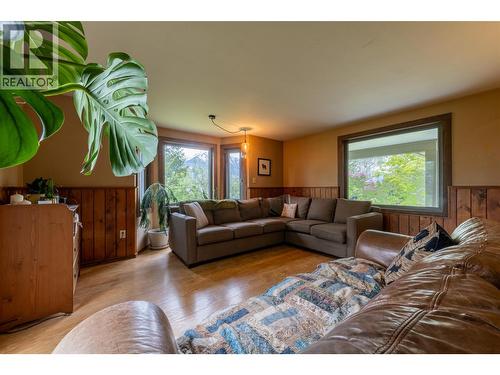 1615 Campbell Road, Golden, BC - Indoor Photo Showing Living Room