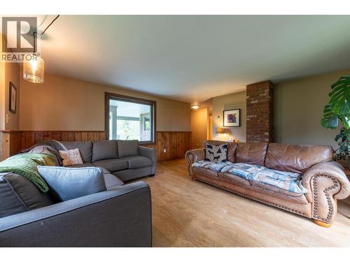 1615 Campbell Road, Golden, BC - Indoor Photo Showing Living Room