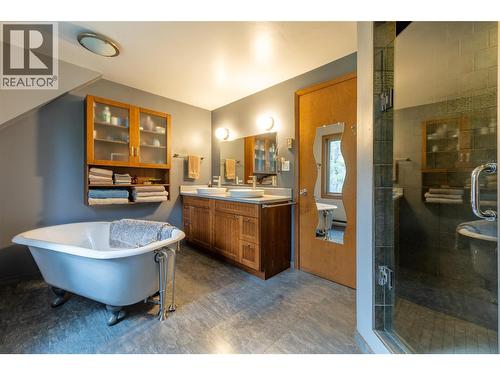 1615 Campbell Road, Golden, BC - Indoor Photo Showing Bathroom