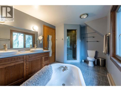 1615 Campbell Road, Golden, BC - Indoor Photo Showing Bathroom