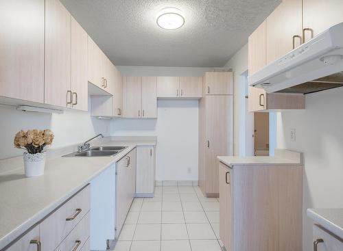 Cuisine - 607-5075 Rue Jean-Talon E., Montréal (Saint-Léonard), QC - Indoor Photo Showing Kitchen With Double Sink