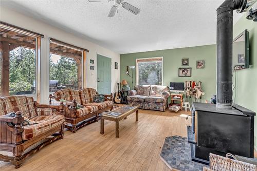 2556 Princeton Summerland Road, Princeton, BC - Indoor Photo Showing Living Room