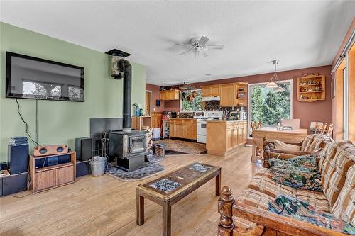 2556 Princeton Summerland Road, Princeton, BC - Indoor Photo Showing Living Room