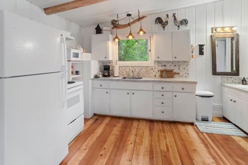 11899 3A Highway, Destiny Bay, BC - Indoor Photo Showing Kitchen