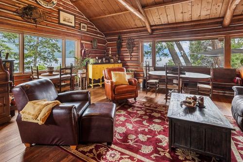 11899 3A Highway, Destiny Bay, BC - Indoor Photo Showing Living Room