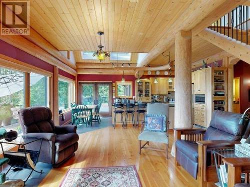 6-10289 Finn Bay Rd, Powell River, BC - Indoor Photo Showing Living Room