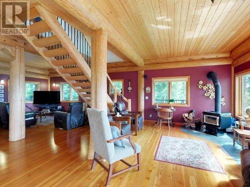 6-10289 Finn Bay Rd, Powell River, BC - Indoor Photo Showing Living Room