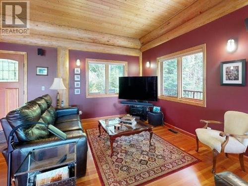 6-10289 Finn Bay Rd, Powell River, BC - Indoor Photo Showing Living Room